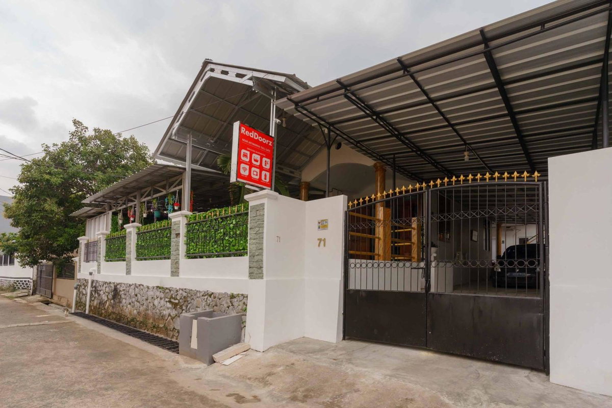 Hotel · RedDoorz Syariah near Exit Toll Jatiwarna 2, Pondokmelati