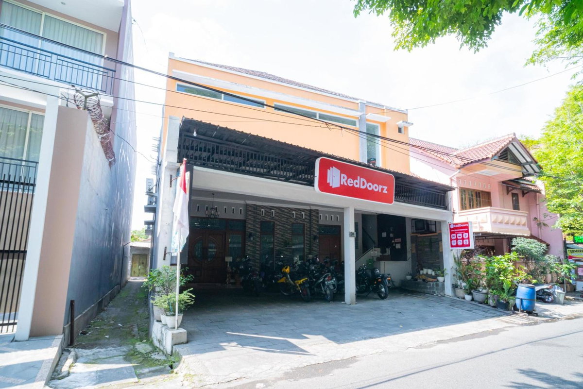 Hotel · RedDoorz near Matahari Singosaren Solo, Solo