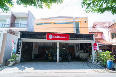 RedDoorz near Matahari Singosaren Solo, Solo, Indonesia
