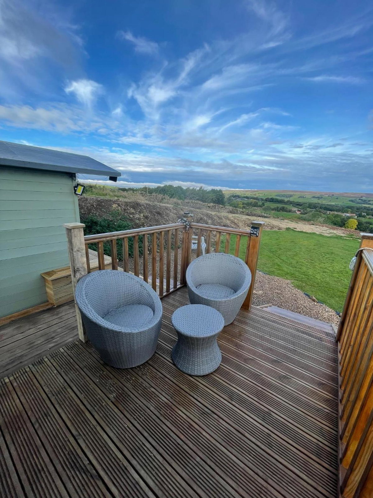 Oakley View Shepherds Hut with hot tub, United Kingdom