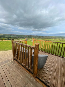 Oakley View Shepherds Hut with hot tub, Whitby, United Kingdom
