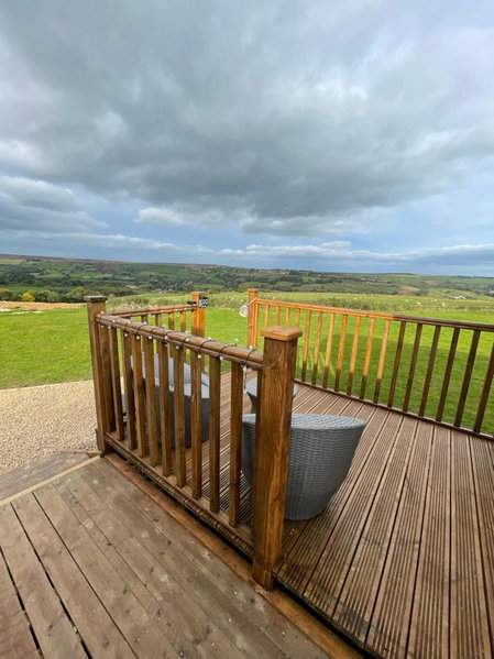 Oakley View Shepherds Hut with hot tub, Whitby, United Kingdom