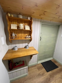 Oakley View Shepherds Hut with hot tub, Whitby, United Kingdom