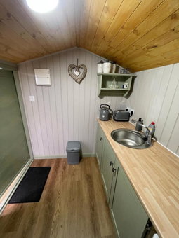 Oakley View Shepherds Hut with hot tub, Whitby, United Kingdom