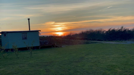 Oakley View Shepherds Hut with hot tub, Whitby, United Kingdom