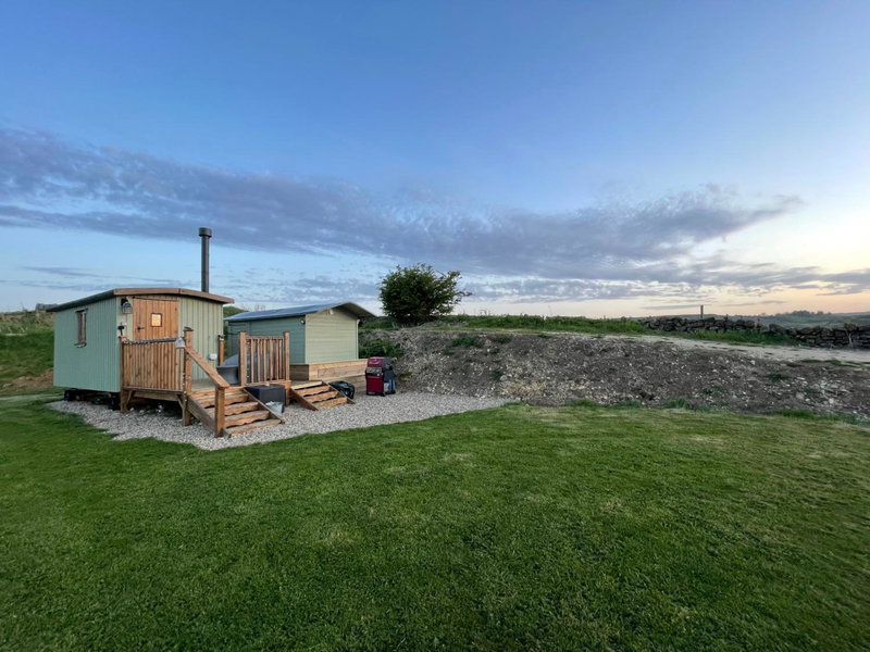 Oakley View Shepherds Hut with hot tub, Whitby, United Kingdom