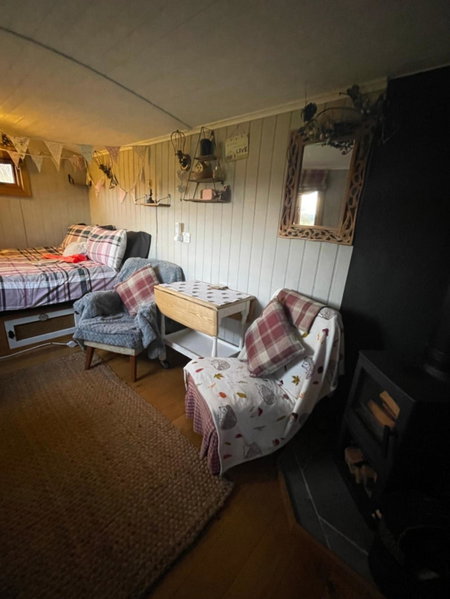 Oakley View Shepherds Hut with hot tub, Whitby, United Kingdom