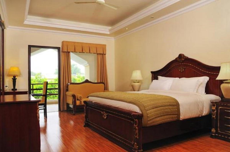 Le Roi Corbett, Garjia, India