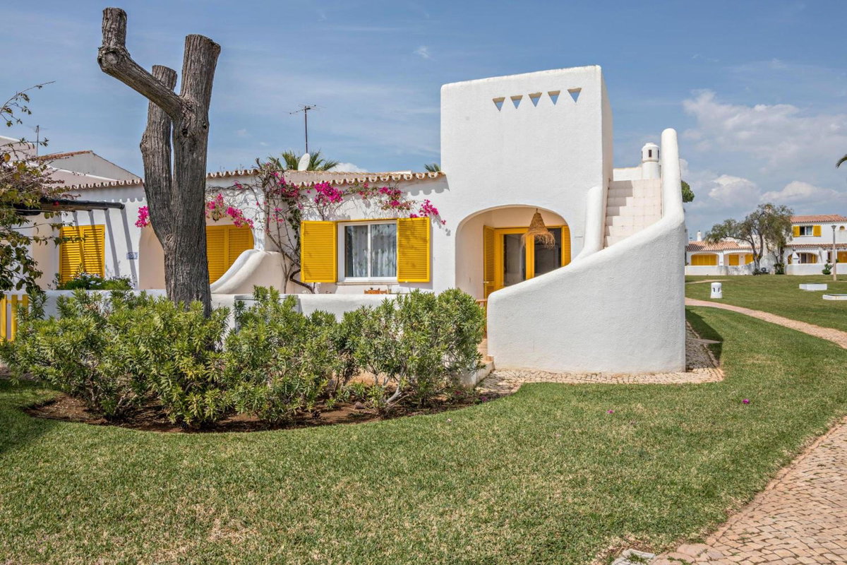 Casa O12, Portugal