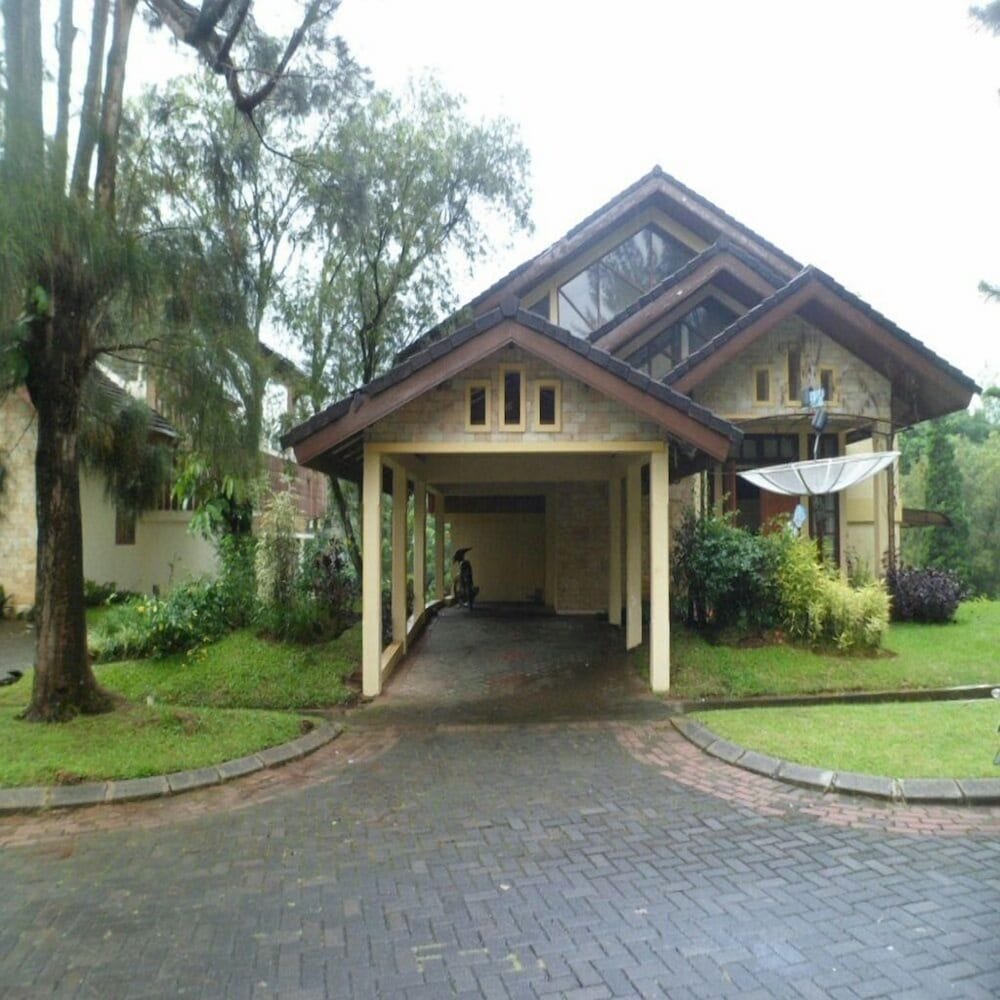 Hotel · Kota Bunga AA, Cipanas