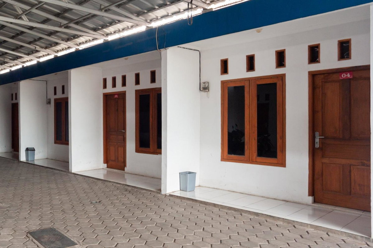 RedDoorz Syariah Plus near Jatiwarna Toll Gate, Indonesia