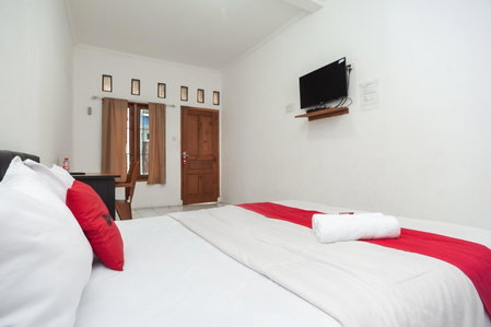 RedDoorz Syariah Plus near Jatiwarna Toll Gate, Bekasi, Indonesia