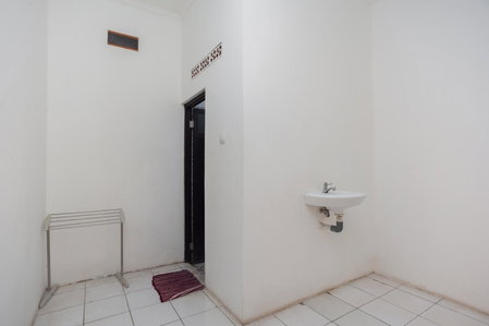 RedDoorz Syariah Plus near Jatiwarna Toll Gate, Bekasi, Indonesia