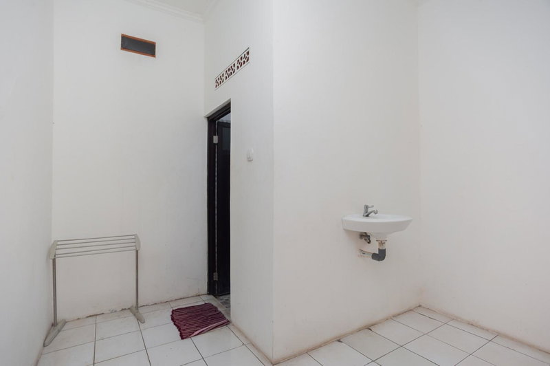 RedDoorz Syariah Plus near Jatiwarna Toll Gate, Bekasi, Indonesia