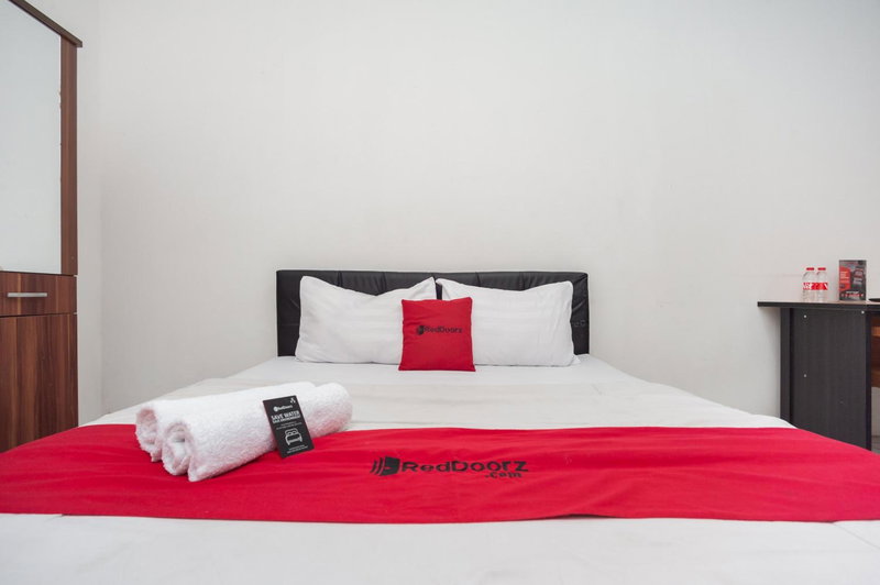 RedDoorz Syariah Plus near Jatiwarna Toll Gate, Bekasi, Indonesia