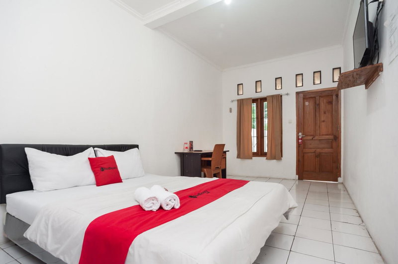 RedDoorz Syariah Plus near Jatiwarna Toll Gate, Bekasi, Indonesia