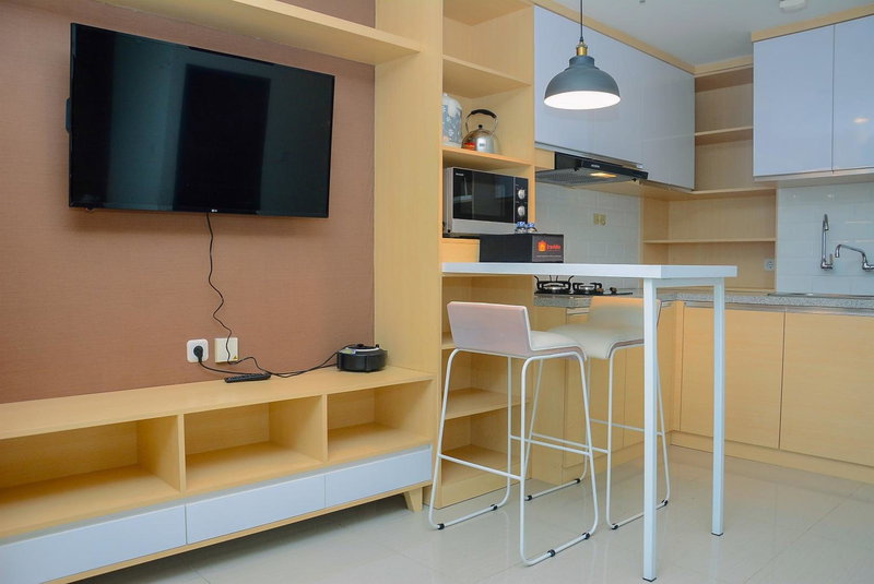 Grand Kamala Lagoon Studio Apartment with Modern Interior By Travelio, Pekayon Satu, Indonesia