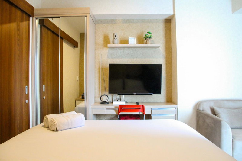 Minimalist and Comfy 1BR Grand Kamala Lagoon Apartment By Travelio, Bekasi, Indonesia
