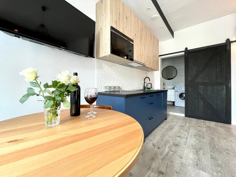 Copernicus Street Apartment - Broken Flowers, Toruń, Poland