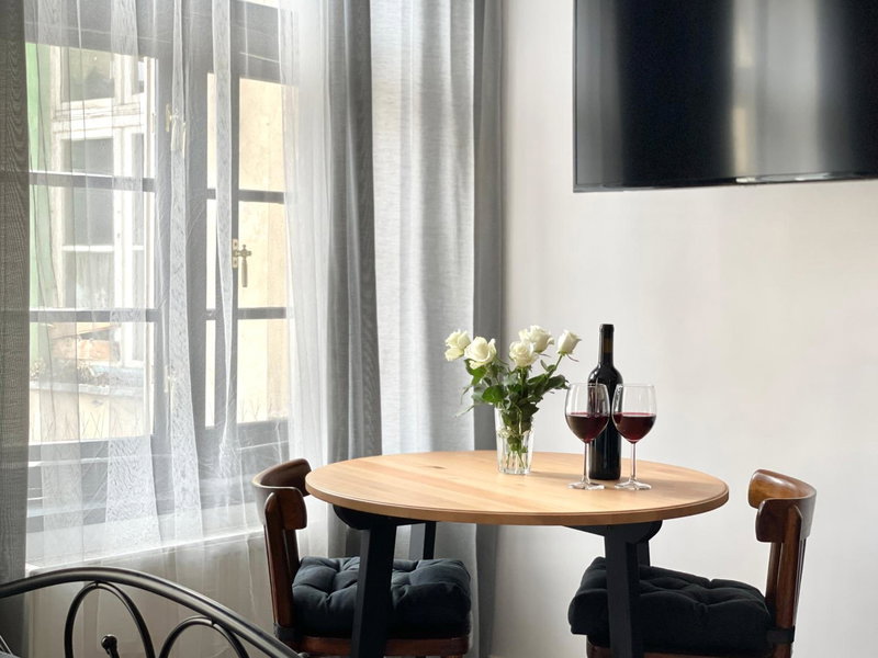 Copernicus Street Apartment - Broken Flowers, Toruń, Poland