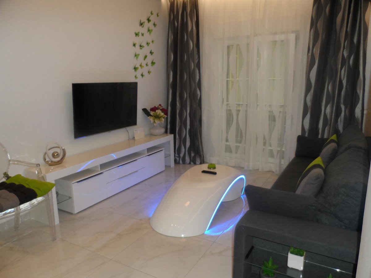 Laura White Tower Apartment, Grecia