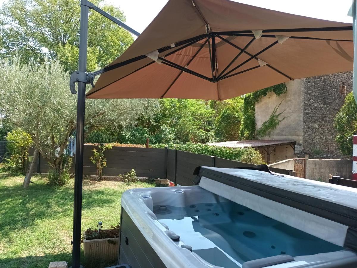 Hotel · Chambres d'hôtes & jacuzzi - A l'ombre des amandiers, Saint-Martin-dʼArdèche