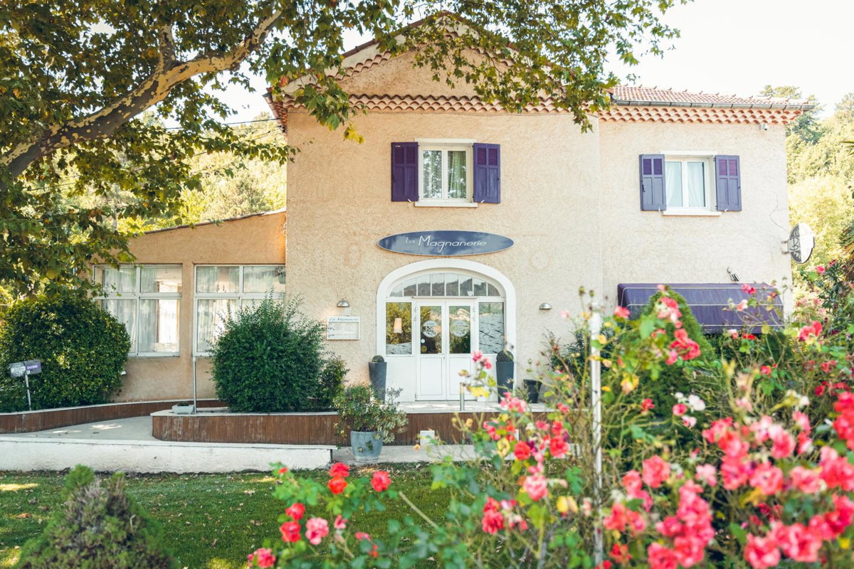 Hotel · Logis Hôtel La Magnanerie - Côté Bistro, Aubignosc