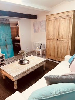 B&B Temps Suspendu Provence, Pernes-les-Fontaines, France