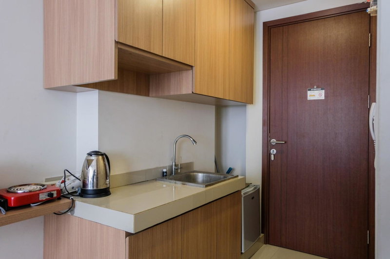 Modern and Comfy Studio Parkland Avenue Apartment By Travelio, Babakan, Indonesia