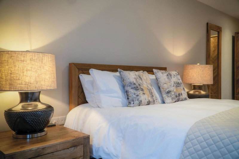 Suite 1 - Sleeping Giant Hotel - Pen Y Cae Inn, Brecon, United Kingdom
