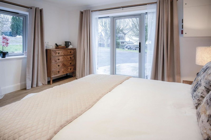Suite 1 - Sleeping Giant Hotel - Pen Y Cae Inn, Brecon, United Kingdom