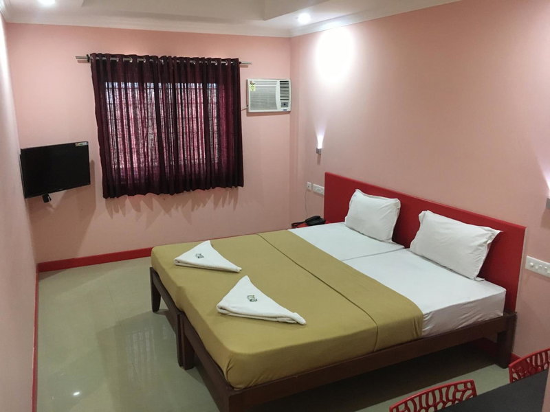 Kalluvalappil Holiday Inn, Kāsaragod, India