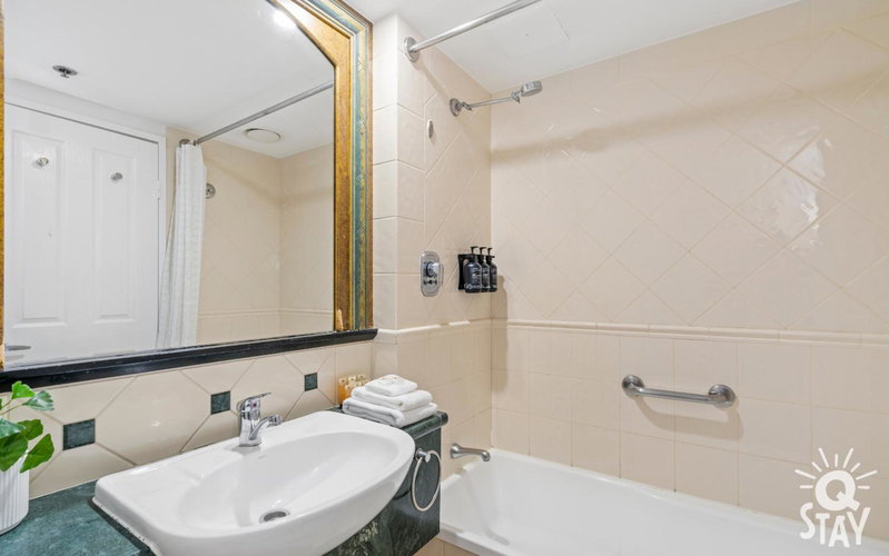 Legends Apartments - QStay, Gold Coast, Australia