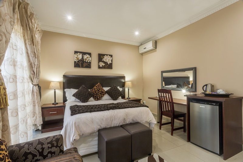 Room in Guest Room - Ezulwini Guest House - Relaxing Queen Room With Balcony in Balito, South Afirca, Ballito, South Africa