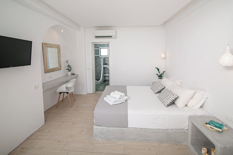 Sensia Luxury Studio with Hot tub, Oia, Greece