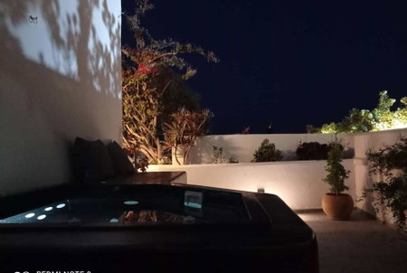 Sensia Luxury Studio with Hot tub, Oia, Greece