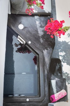 Sensia Luxury Studio with Hot tub, Oia, Greece