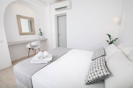 Sensia Luxury Studio with Hot tub, Oia, Greece