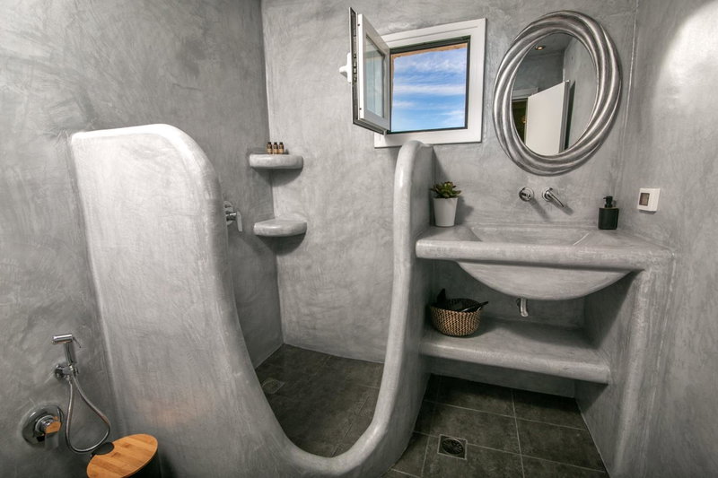 Sensia Luxury Studio with Hot tub, Oia, Greece