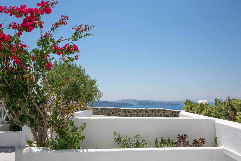 Sensia Luxury Studio with Hot tub, Oia, Greece