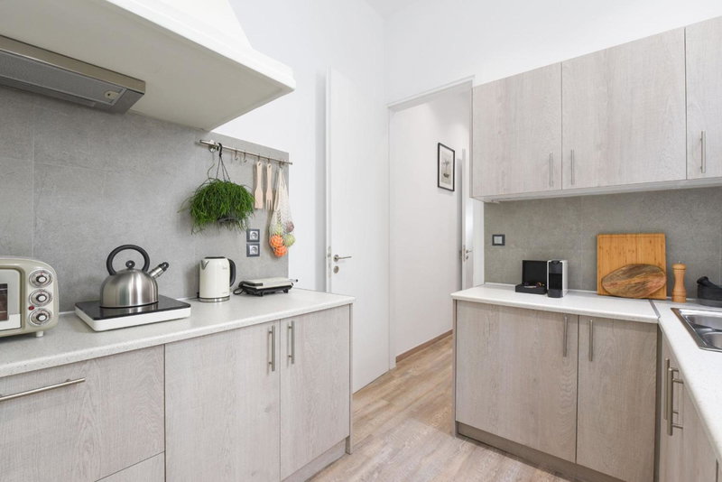 Neoclassical Apartment near Acropolis - LivingStone Crystal, Athens, Greece