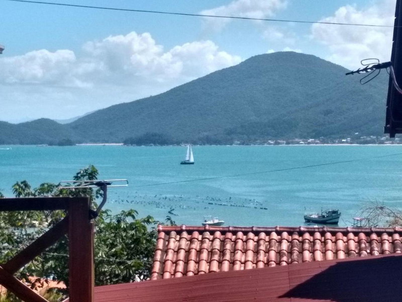 Sossego à 140 m da praia com vista para o mar na Armação da Piedade, Governador Celso Ramos, Brazil