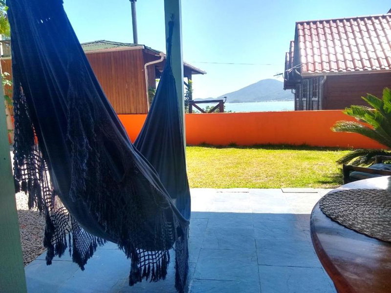 Sossego à 140 m da praia com vista para o mar na Armação da Piedade, Governador Celso Ramos, Brazil