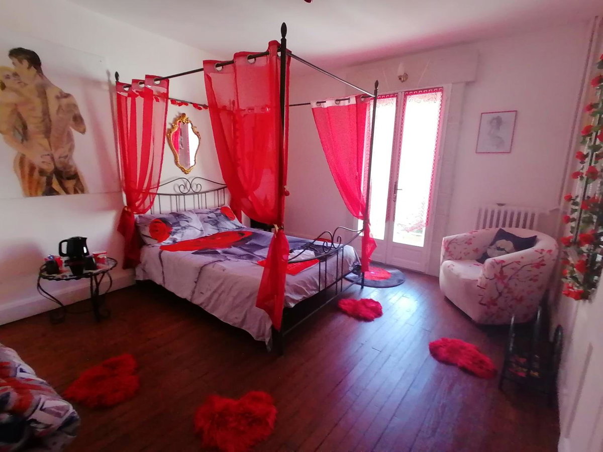 Hotel · chambres d hôtes Le labyrinthe du peintre, Bransat