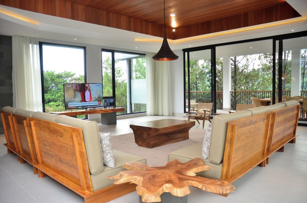 Atsuka Hill View 8BR Vila with Private Heated Pool, Indonesia