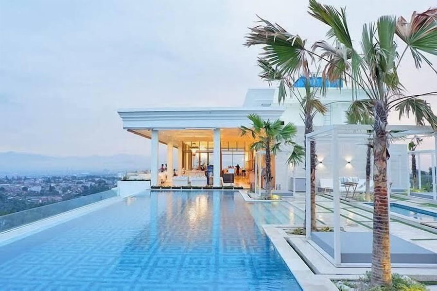 Modern Studio Room With Jacuzzi At Art Deco Apartment, Bandung, Indonesia