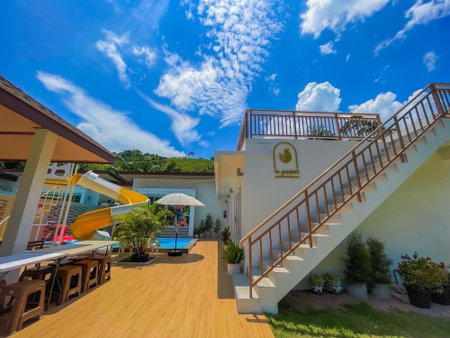 Le poulet poolvilla khanom, Khanom, Thailand