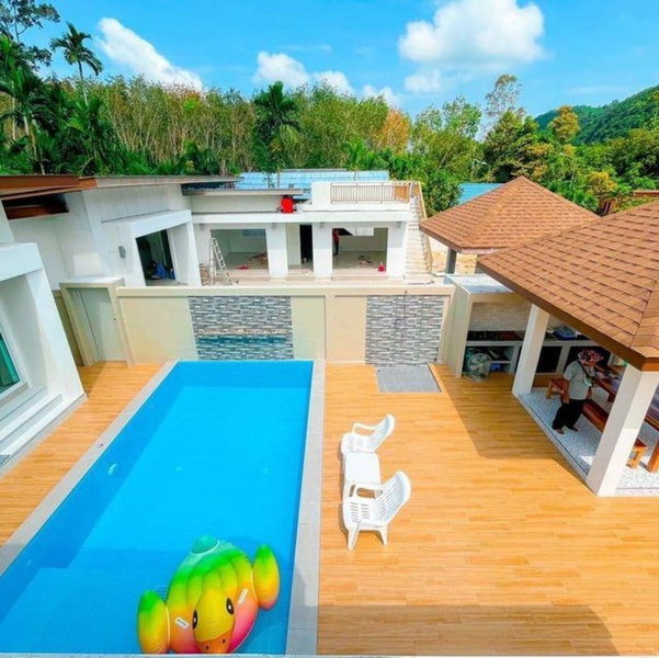 Le poulet poolvilla khanom, Khanom, Thailand
