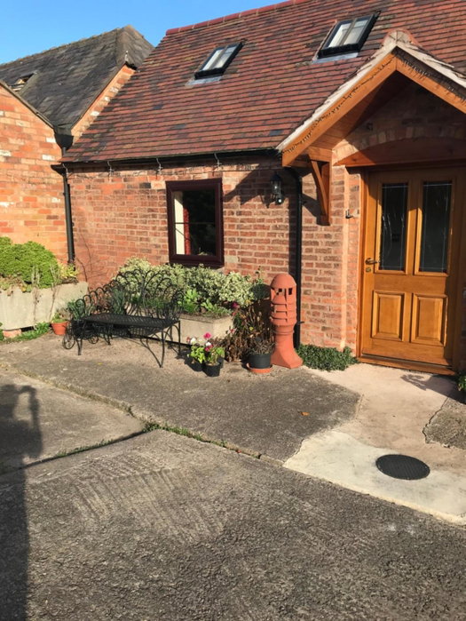 Nuneaton - Cottage - Sleeps 2 - Parking - Garden, Nuneaton, United Kingdom