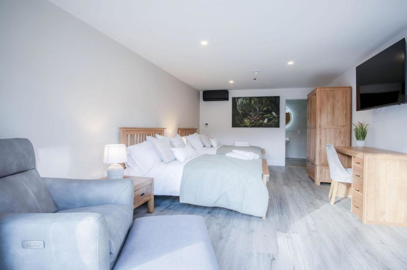 Suite 8 - Sleeping Giant Hotel - Pen Y Cae Inn, Brecon, United Kingdom